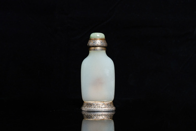 Une tabati&egrave;re en jade blanc et deux pi&egrave;ces en jade vert, Chine, 17&egrave;me et apr&egrave;s
