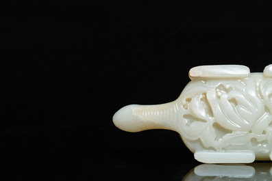 Een Chinese licht celadon jade penselenwasser in de vorm van een schildpad, 18/19e eeuw