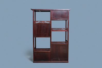 Une &eacute;tag&egrave;re en bois, Chine, R&eacute;publique