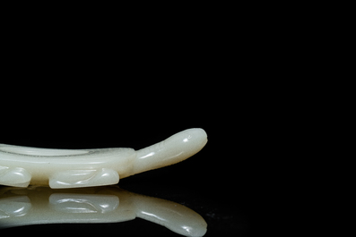Een Chinese licht celadon jade penselenwasser in de vorm van een schildpad, 18/19e eeuw
