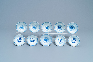 Une collection vari&eacute;e de tasses et soucoupes en porcelaine de Chine famille rose et en bleu et blanc, Qianlong et 19&egrave;me