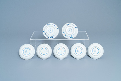 Une collection vari&eacute;e de tasses et soucoupes en porcelaine de Chine famille rose et en bleu et blanc, Qianlong et 19&egrave;me