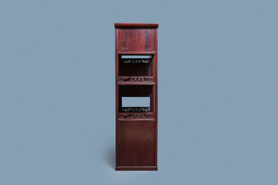 Une &eacute;tag&egrave;re en bois, Chine, R&eacute;publique