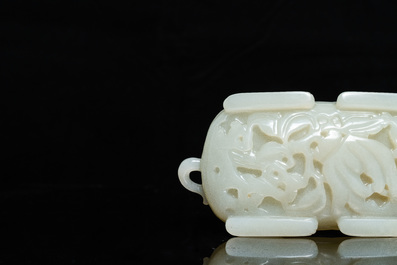Een Chinese licht celadon jade penselenwasser in de vorm van een schildpad, 18/19e eeuw