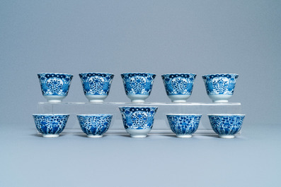 Une collection vari&eacute;e de tasses et soucoupes en porcelaine de Chine famille rose et en bleu et blanc, Qianlong et 19&egrave;me