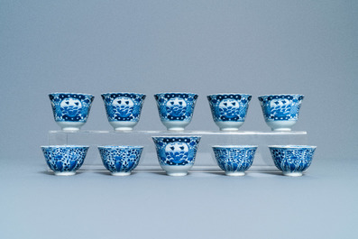 Une collection vari&eacute;e de tasses et soucoupes en porcelaine de Chine famille rose et en bleu et blanc, Qianlong et 19&egrave;me