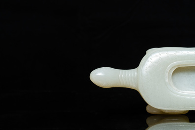 Een Chinese licht celadon jade penselenwasser in de vorm van een schildpad, 18/19e eeuw