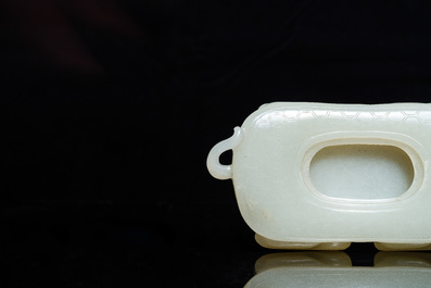Een Chinese licht celadon jade penselenwasser in de vorm van een schildpad, 18/19e eeuw