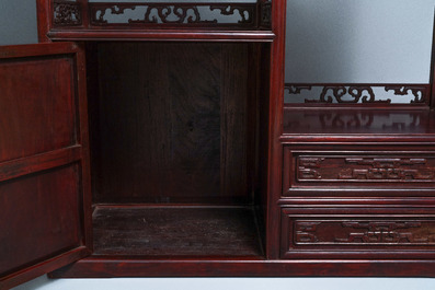 Une &eacute;tag&egrave;re en bois, Chine, R&eacute;publique