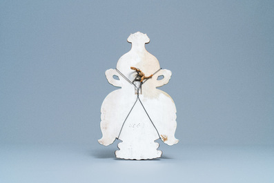 Une plaque en forme de gourde en porcelaine de Chine rouge de fer et dor&eacute;, 19&egrave;me