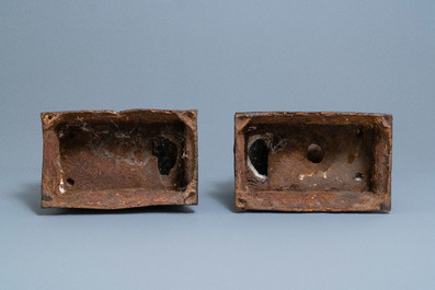 Une paire de grands mod&egrave;les de lions en fer de fonte, marque et &eacute;poque de Ming
