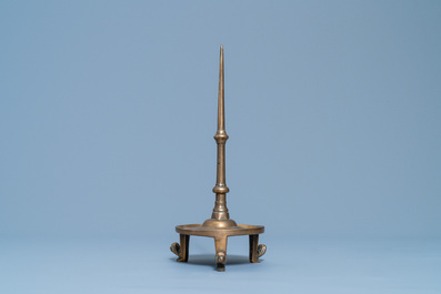Un bougeoir en bronze, Pays-Bas ou Flandres, 14/15&egrave;me