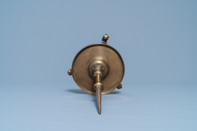 Un bougeoir en bronze, Pays-Bas ou Flandres, 14/15&egrave;me