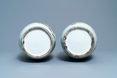 Une paire de vases en porcelaine de Chine famille rose &agrave; double d&eacute;cor, 19/20&egrave;me