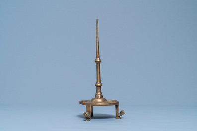 Un bougeoir en bronze, Pays-Bas ou Flandres, 14/15&egrave;me