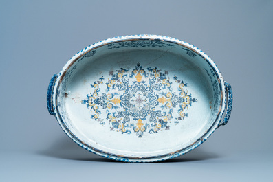 Un grand bassin armori&eacute; en fa&iuml;ence polychrome, Rouen ou Paris, 18&egrave;me