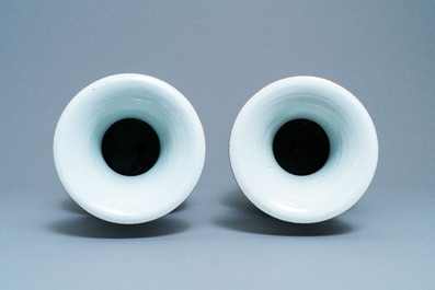 Une paire de vases en porcelaine de Chine famille rose &agrave; double d&eacute;cor, 19/20&egrave;me