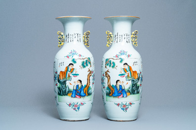 Une paire de vases en porcelaine de Chine famille rose &agrave; double d&eacute;cor, 19/20&egrave;me