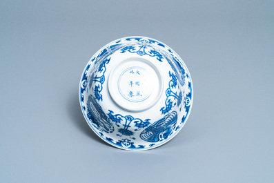 Un bol en porcelaine de Chine en bleu et blanc &agrave; d&eacute;cor de dragons et ph&eacute;nix, marque de Chenghua, Kangxi