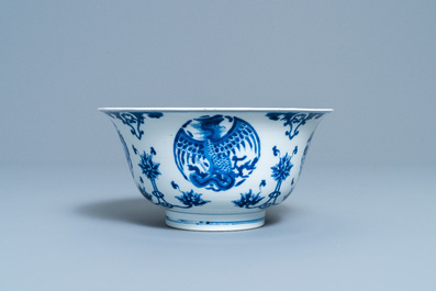 Un bol en porcelaine de Chine en bleu et blanc &agrave; d&eacute;cor de dragons et ph&eacute;nix, marque de Chenghua, Kangxi