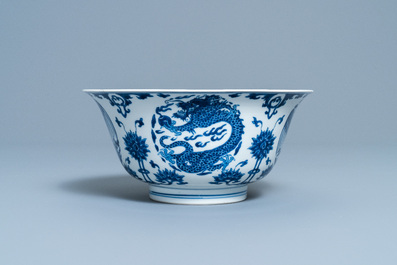 Un bol en porcelaine de Chine en bleu et blanc &agrave; d&eacute;cor de dragons et ph&eacute;nix, marque de Chenghua, Kangxi