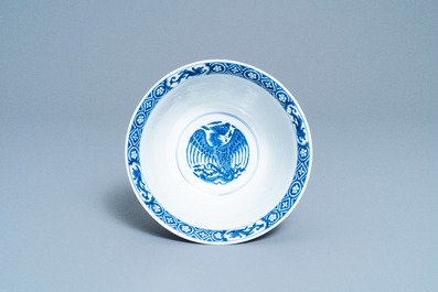 Un bol en porcelaine de Chine en bleu et blanc &agrave; d&eacute;cor de dragons et ph&eacute;nix, marque de Chenghua, Kangxi