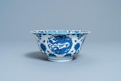 Un bol en porcelaine de Chine en bleu et blanc &agrave; d&eacute;cor de dragons et ph&eacute;nix, marque de Chenghua, Kangxi