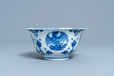 Un bol en porcelaine de Chine en bleu et blanc &agrave; d&eacute;cor de dragons et ph&eacute;nix, marque de Chenghua, Kangxi