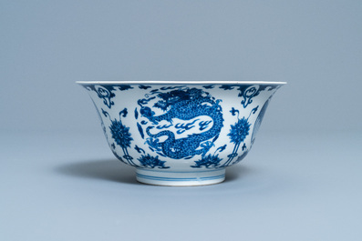 Un bol en porcelaine de Chine en bleu et blanc &agrave; d&eacute;cor de dragons et ph&eacute;nix, marque de Chenghua, Kangxi