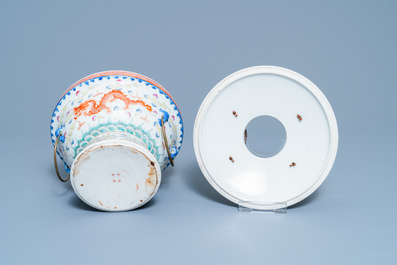 Un pot couvert en porcelaine de Chine famille rose pour le march&eacute; Straits ou Peranakan, 19/20&egrave;me