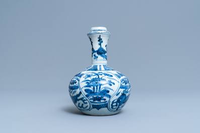 Un kendi en porcelaine de Chine en bleu et blanc &agrave; d&eacute;cor de chevaux volants, Kangxi