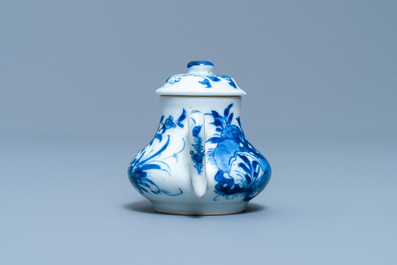 Une th&eacute;i&egrave;re miniature en porcelaine de Chine en bleu et blanc, marque de Chenghua, Kangxi