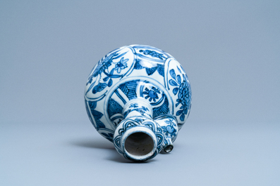 Un kendi en porcelaine de Chine en bleu et blanc &agrave; d&eacute;cor de chevaux volants, Kangxi