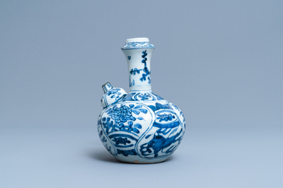 Un kendi en porcelaine de Chine en bleu et blanc &agrave; d&eacute;cor de chevaux volants, Kangxi