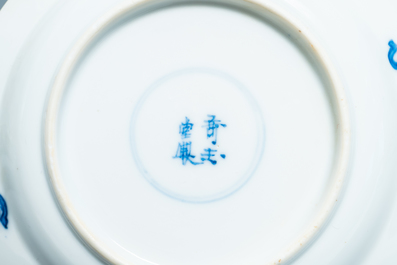 Six coupelles en porcelaine de Chine en bleu et blanc, Kangxi