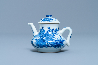 Une th&eacute;i&egrave;re miniature en porcelaine de Chine en bleu et blanc, marque de Chenghua, Kangxi