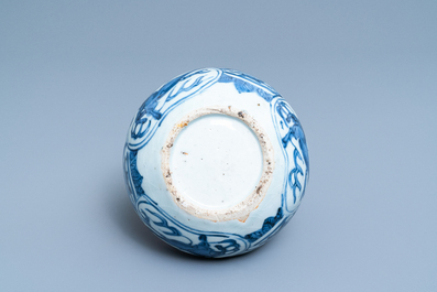 Un kendi en porcelaine de Chine en bleu et blanc &agrave; d&eacute;cor de chevaux volants, Kangxi