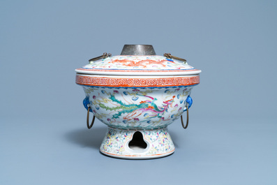 Un pot couvert en porcelaine de Chine famille rose pour le march&eacute; Straits ou Peranakan, 19/20&egrave;me