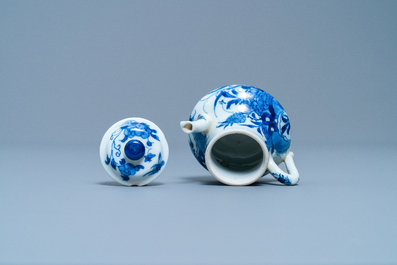 Une th&eacute;i&egrave;re miniature en porcelaine de Chine en bleu et blanc, marque de Chenghua, Kangxi