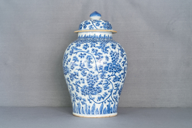 A large Chinese blue and white vase and cover with floral design, Kangxi