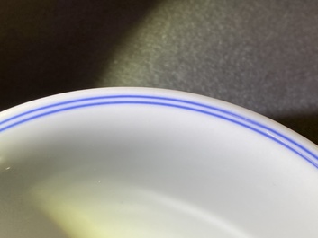 Un bol imp&eacute;rial en porcelaine de Chine en jaune et vert &agrave; d&eacute;cor de dragons et ph&eacute;nix, marque et &eacute;poque de Kangxi