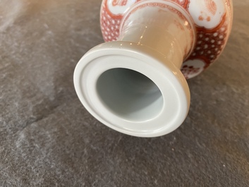Un vase de forme rouleau en porcelaine de Chine &agrave; d&eacute;cor d'un paysage en rouge de fer, Kangxi