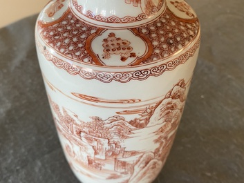 Un vase de forme rouleau en porcelaine de Chine &agrave; d&eacute;cor d'un paysage en rouge de fer, Kangxi