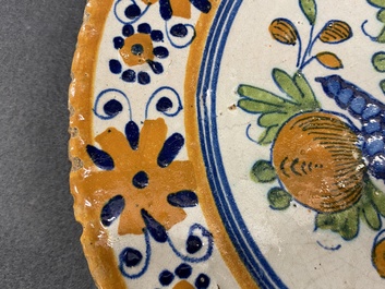 Un plat en majolique polychrome &agrave; d&eacute;cor d'un tazza aux fruits, Pays-Bas, 1&egrave;re moiti&eacute; du 17&egrave;me