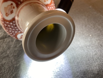 Un vase de forme rouleau en porcelaine de Chine &agrave; d&eacute;cor d'un paysage en rouge de fer, Kangxi