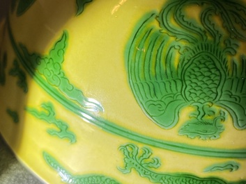 Un bol imp&eacute;rial en porcelaine de Chine en jaune et vert &agrave; d&eacute;cor de dragons et ph&eacute;nix, marque et &eacute;poque de Kangxi