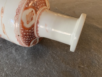 Un vase de forme rouleau en porcelaine de Chine &agrave; d&eacute;cor d'un paysage en rouge de fer, Kangxi