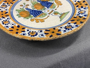 Un plat en majolique polychrome &agrave; d&eacute;cor d'un tazza aux fruits, Pays-Bas, 1&egrave;re moiti&eacute; du 17&egrave;me
