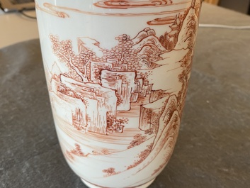 Un vase de forme rouleau en porcelaine de Chine &agrave; d&eacute;cor d'un paysage en rouge de fer, Kangxi