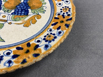 Un plat en majolique polychrome &agrave; d&eacute;cor d'un tazza aux fruits, Pays-Bas, 1&egrave;re moiti&eacute; du 17&egrave;me